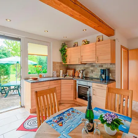 Semesterbostad Haushaelfte Utecht & Jensen Warin