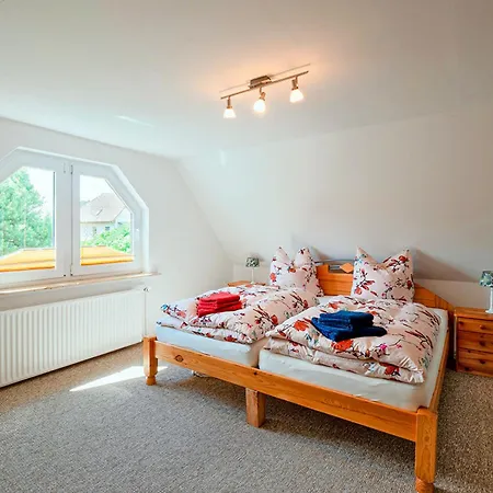 Semesterbostad Haushaelfte Utecht & Jensen *