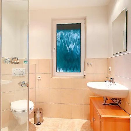 Semesterbostad Haushaelfte Utecht & Jensen *