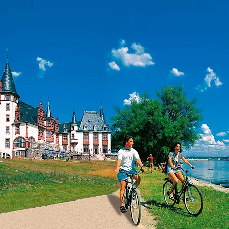 Semesterbostad Haushaelfte Utecht & Jensen Warin